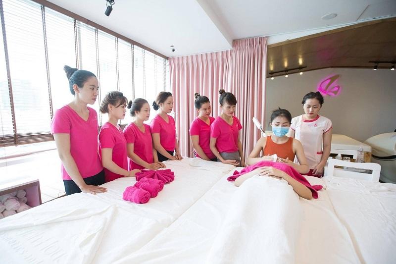 Liệu trình gội dưỡng sinh tại Shynh House Spa gồm soi da đầu bằng thiết bị hiện đại, dùng thảo dược điều chỉnh riêng cho từng khách, phù hợp dân văn phòng và mẹ bỉm.