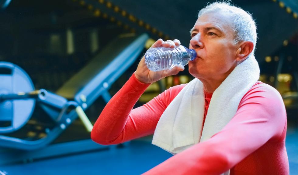Gym thủ uống nước bổ sung sau buổi tập để hỗ trợ phục hồi và tăng cơ