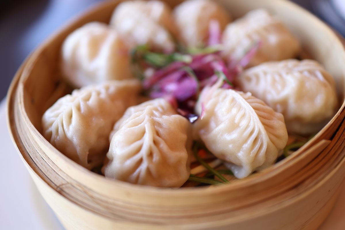 Há cảo hấp trong xửng tre ở quán dimsum ngon TPHCM