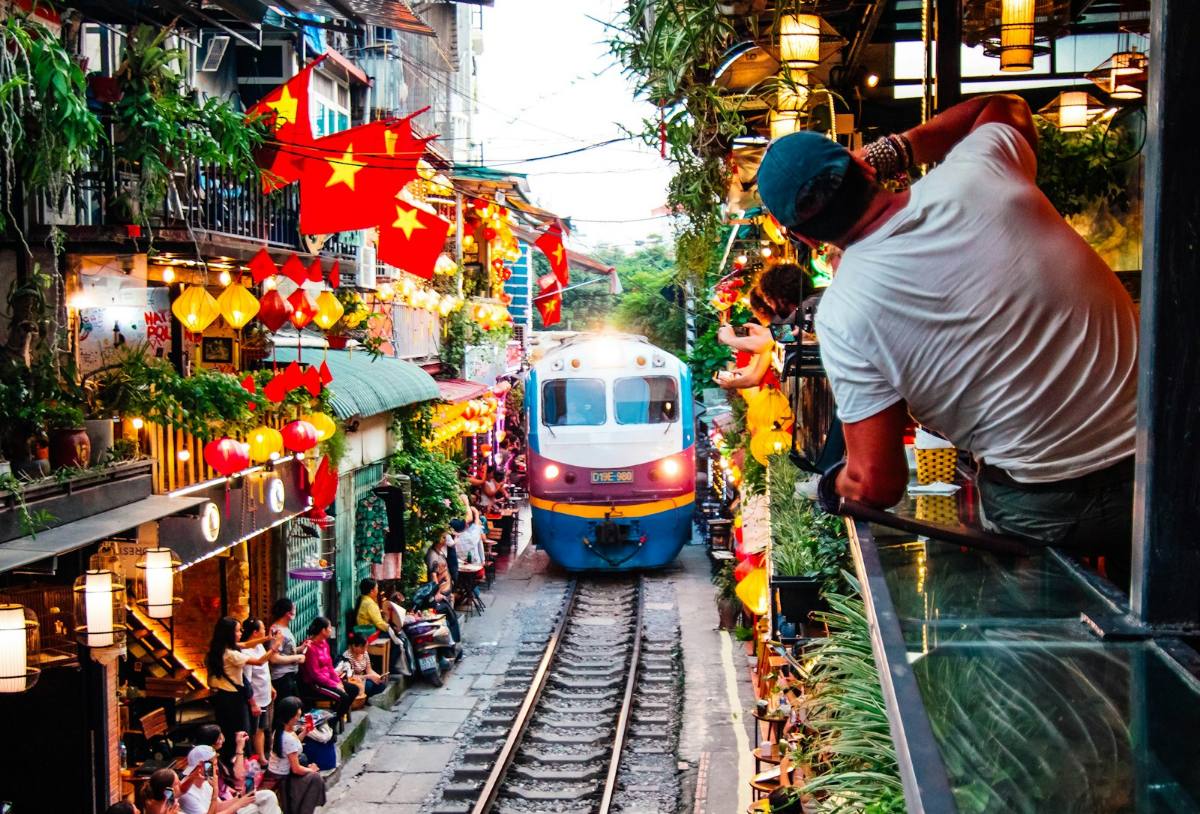 Phố đường tàu Hà Nội với đèn lồng