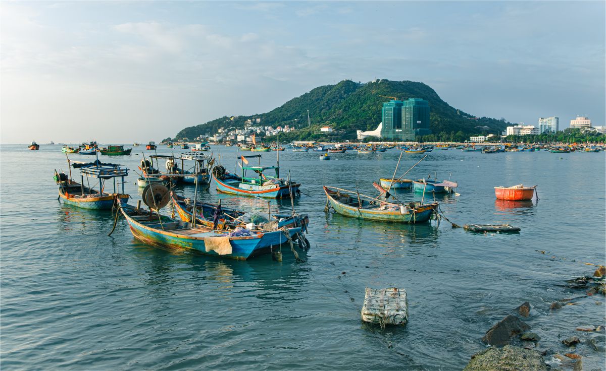 Thuyền cá truyền thống cung cấp hải sản tươi sống tại Vũng Tàu