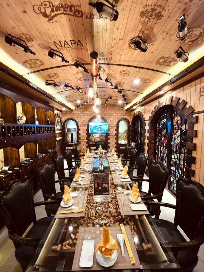 Nhà hàng Cheer House tại quận 3 TP.HCM với thiết kế bán cổ điển, không gian hầm rượu ấm cúng, tapas phong cách Địa Trung Hải và rượu vang nhập khẩu từ Tây Ban Nha, Chile, Pháp.
