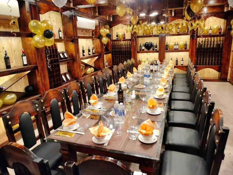 Nhà Hàng Hầm Rượu 30 Trung Sơn tại khu Trung Sơn, thiết kế hiện đại pha cổ điển, tích hợp bar nhạc sống, phòng VIP karaoke và cigar lounge, phục vụ rượu vang, whiskey và brandy.

