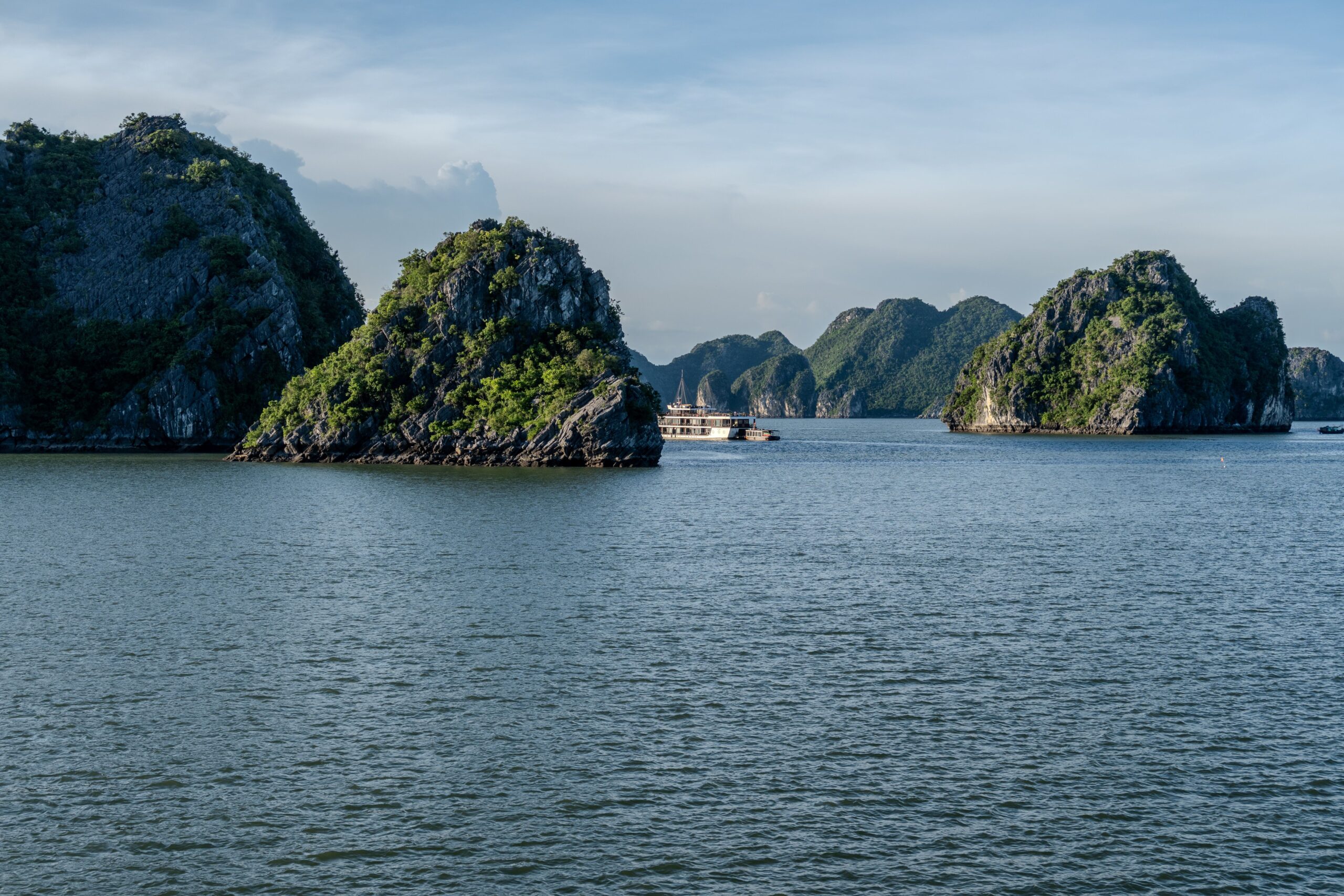 Khám phá hang động vịnh Hạ Long trong tour du lịch 2 ngày 1 đêm