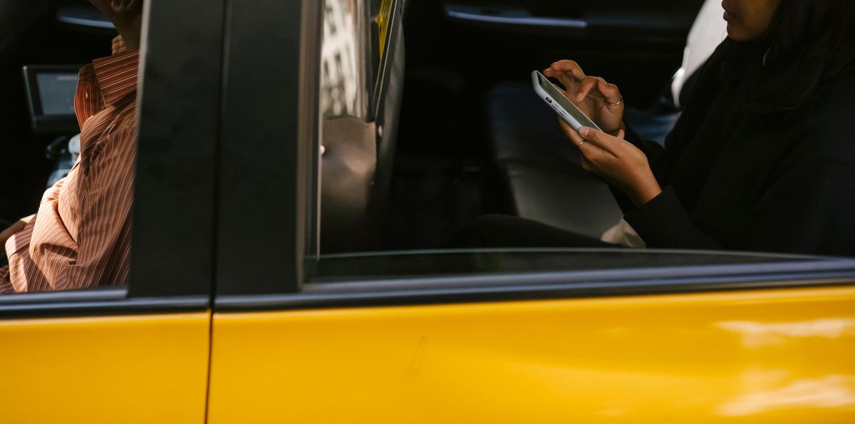 Hành khách dùng app đặt xe công nghệ theo dõi hành trình