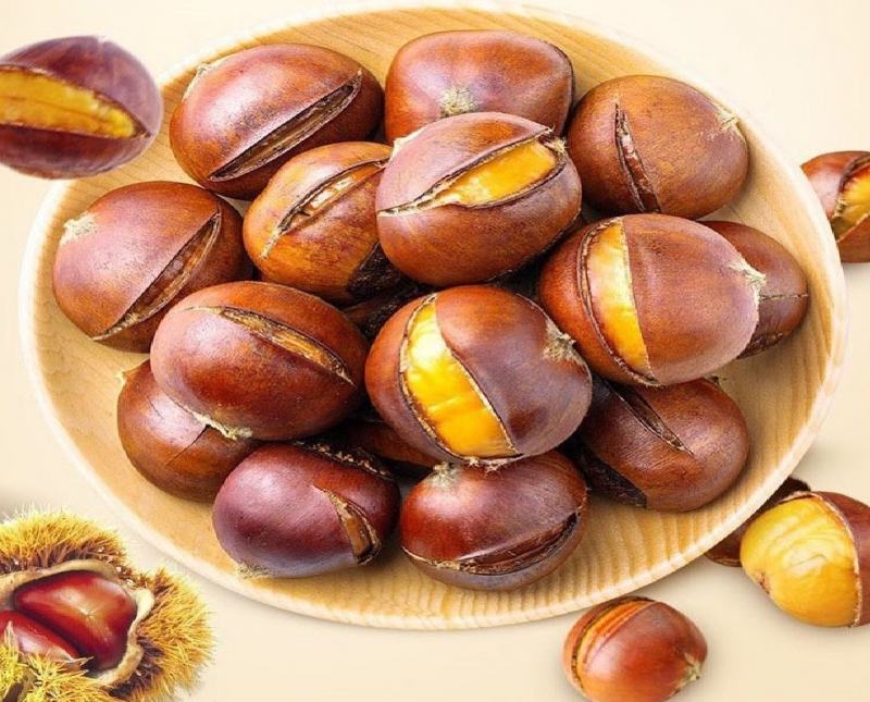 Túi hạt dẻ hấp chín của Hạt Dẻ TP. HCM, đóng gói hút chân không, mềm thơm, kết hợp mix hạt óc chó, macca, phù hợp lối sống lành mạnh.