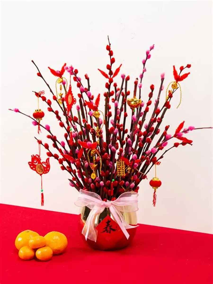 Bình nụ tầm xuân đỏ hồng rực rỡ dùng làm hoa chưng Tết