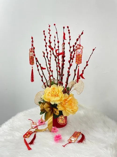 Bình hoa chưng Tết phối nụ tầm xuân