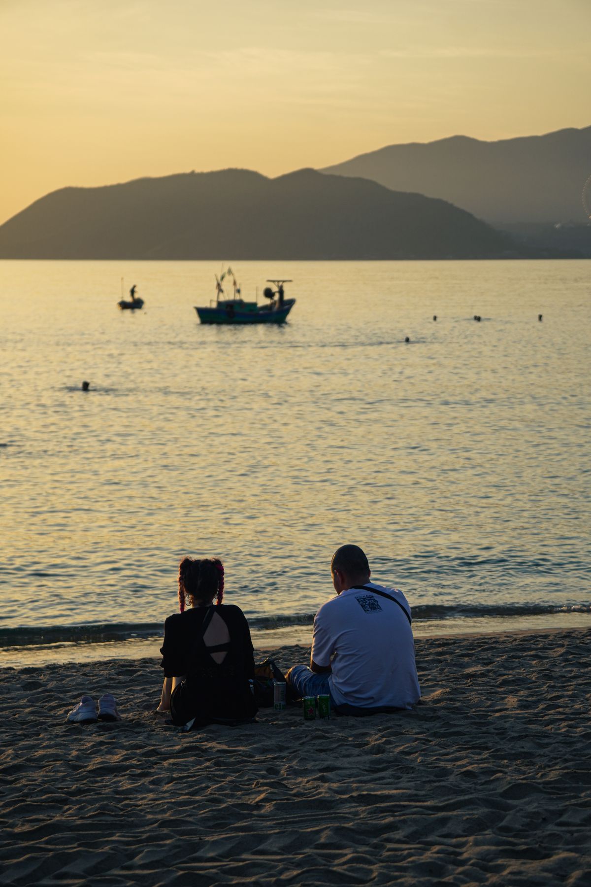 Hoang hon tren bien Nha Trang voi thuyen danh ca