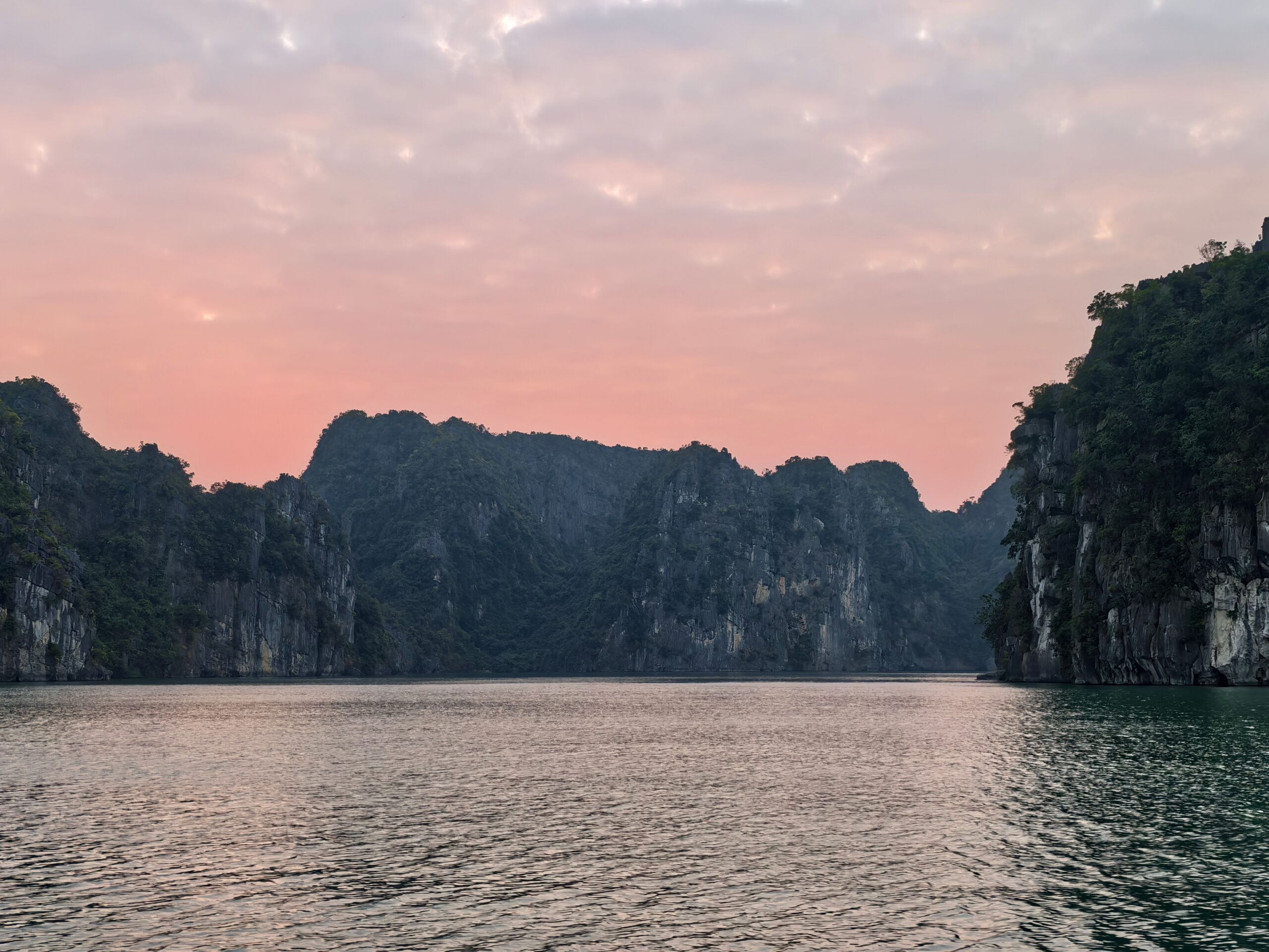 Hoàng hôn tuyệt đẹp tại vịnh Hạ Long trong tour du lịch 2 ngày 1 đêm