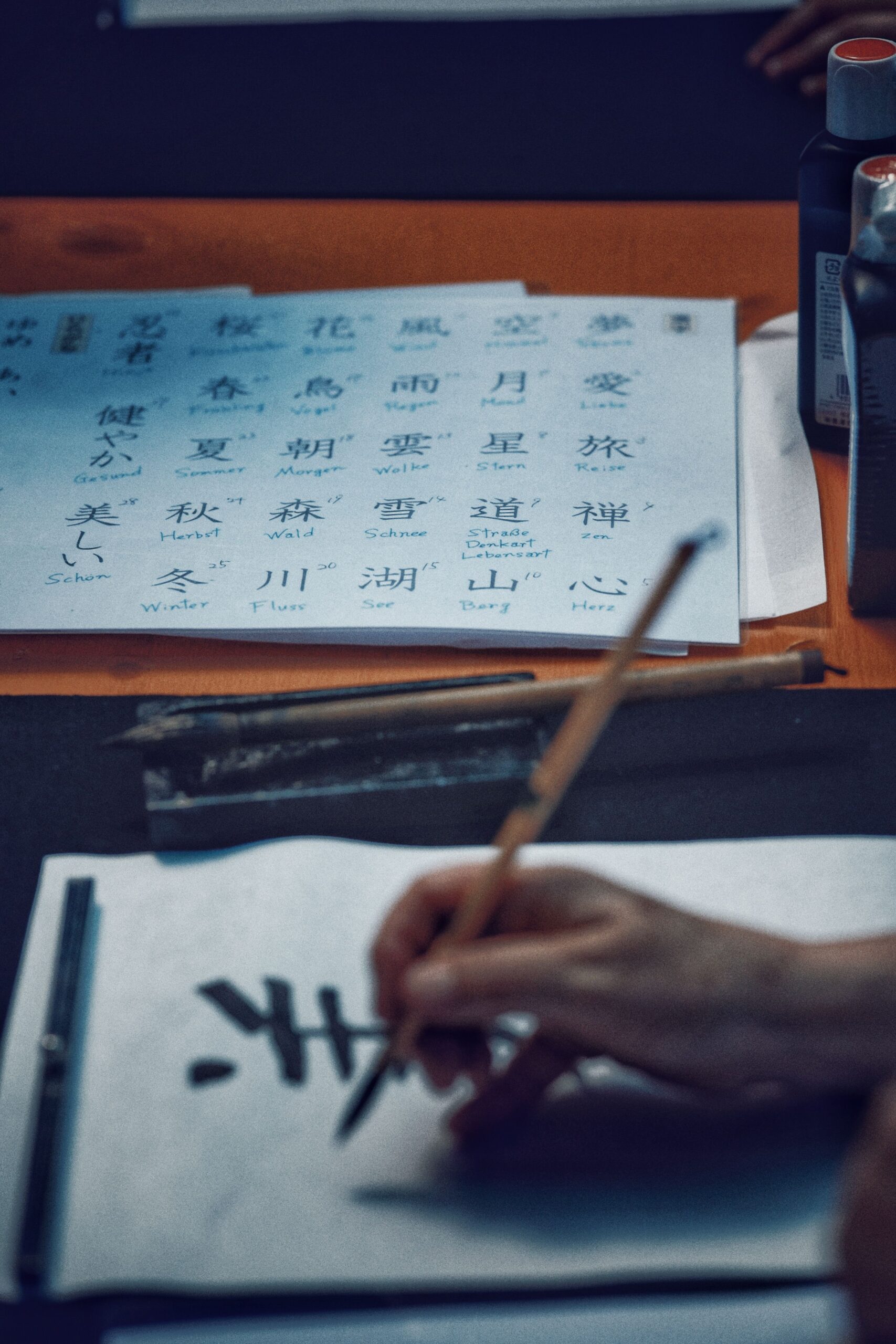 Người học viết chữ Kanji tiếng Nhật bằng bút thư pháp truyền thống
