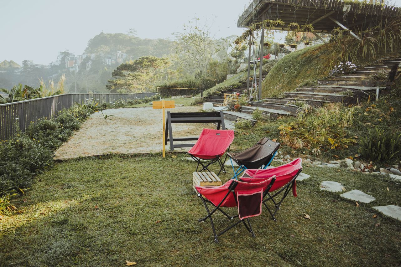 Khung cảnh núi non mờ sương nhìn từ homestay Đà Lạt vào sáng sớm