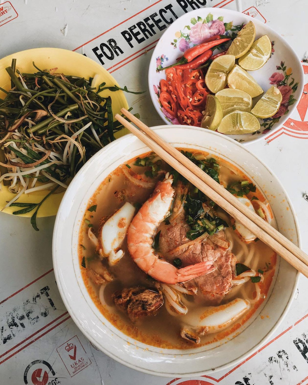 Tô hủ tiếu tôm với topping tươi ngon kiểu Sài Gòn