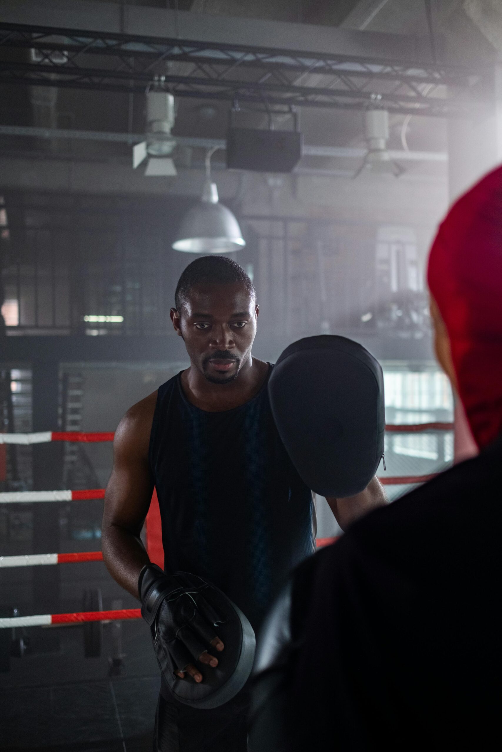 Huấn luyện boxing với găng tay và pad chuyên nghiệp