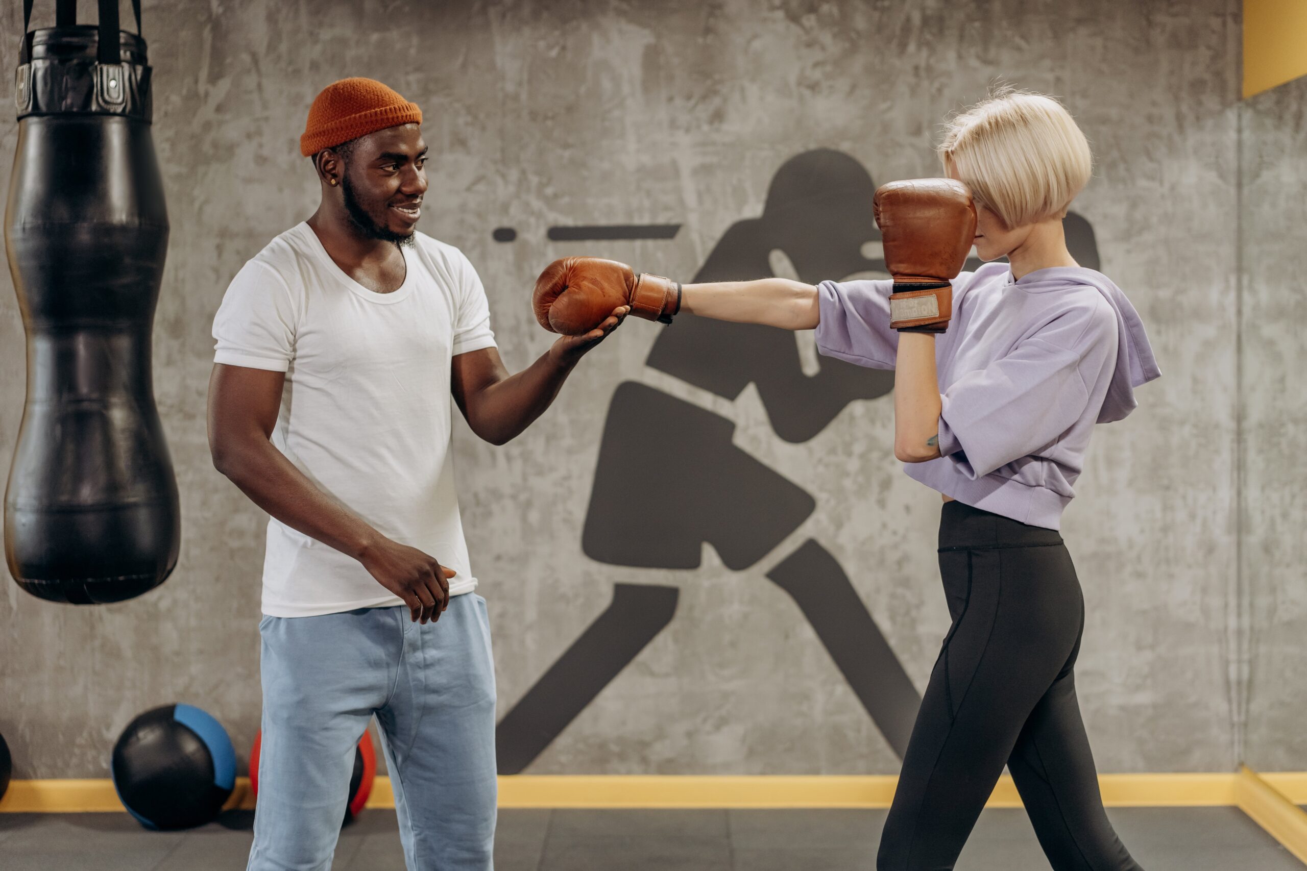 Huấn luyện viên boxing hướng dẫn kỹ thuật đấm