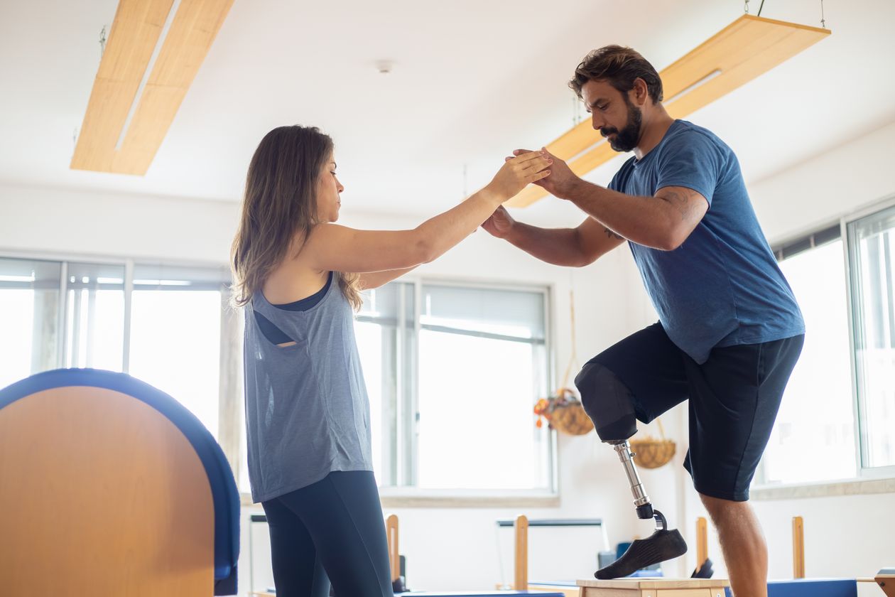Chuyên viên hướng dẫn bệnh nhân tập phục hồi vận động