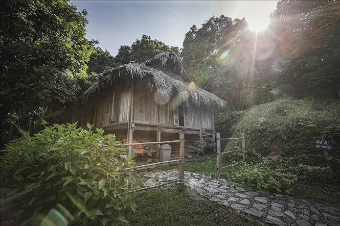 Không gian nhà sàn tại Bảo tàng Văn hóa Mường – điểm khám phá văn hóa đặc sắc của du lịch nổi tiếng Hòa Bình.