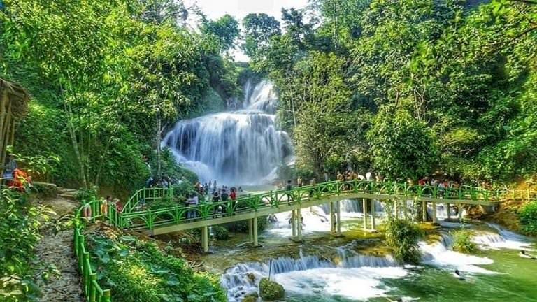 Du khách trải nghiệm dã ngoại tại Thác Thăng Thiên – hoạt động nổi bật trong du lịch nổi tiếng Hòa Bình.