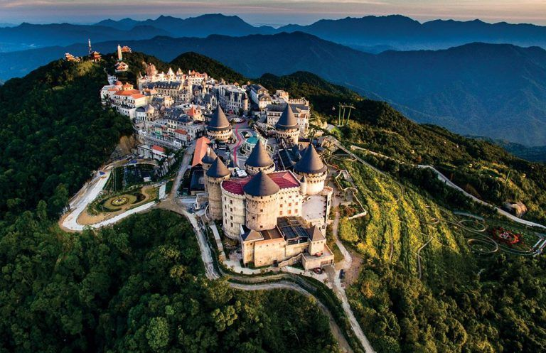 Toàn cảnh Sun World Bà Nà Hills với Cầu Vàng và làng Pháp cổ kính – điểm nhấn ấn tượng trong khu vui chơi giải trí Đà Nẵng.