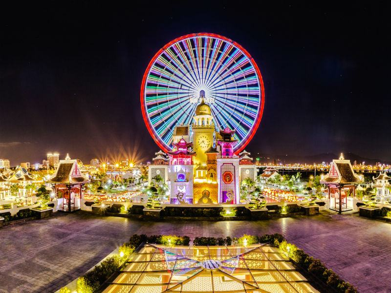 Vòng quay Sun Wheel rực sáng tại Công viên Châu Á – Asia Park, điểm nhấn nổi bật của khu vui chơi giải trí Đà Nẵng.