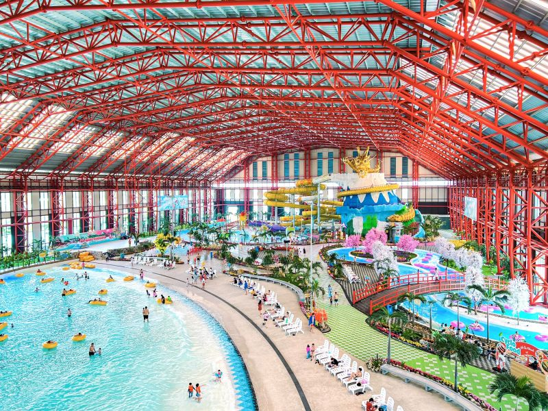 Đường trượt nước trong nhà tại Mikazuki Water Park 365 – điểm nhấn nổi bật của khu vui chơi giải trí Đà Nẵng.