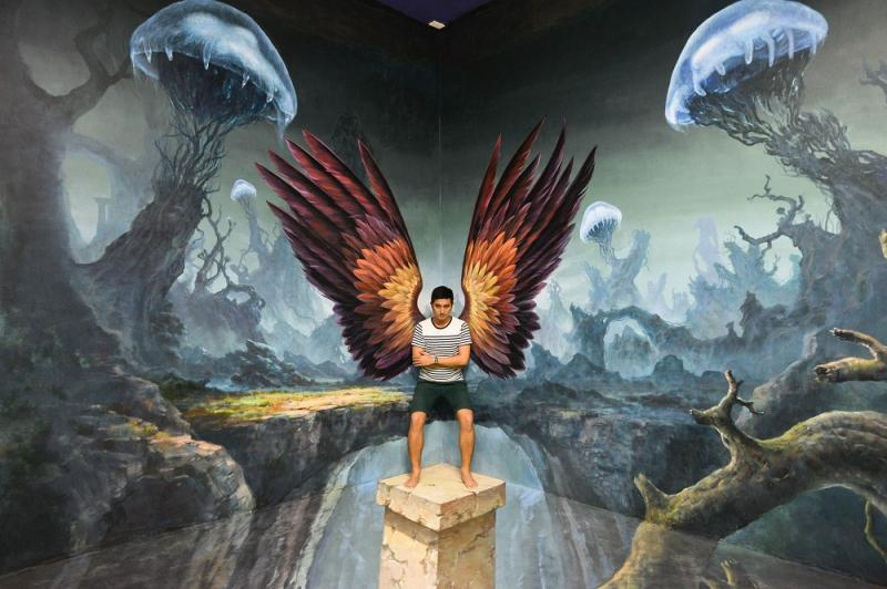 Du khách tạo dáng cùng tranh 3D tại Art In Paradise – trải nghiệm nghệ thuật độc đáo trong khu vui chơi giải trí Đà Nẵng.