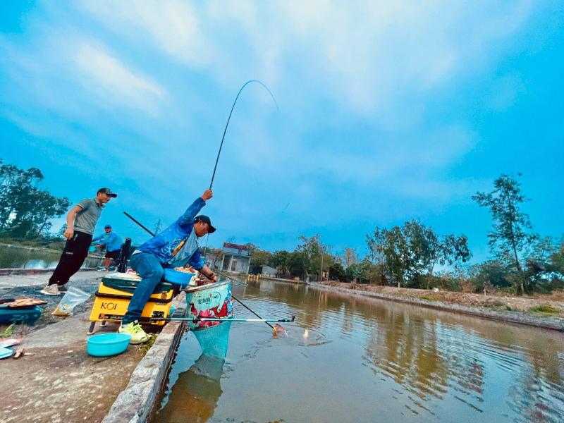 Toàn cảnh Hồ Câu Hoàn Tân, địa chỉ câu cá giải trí được nhiều cần thủ yêu thích ở Long An.