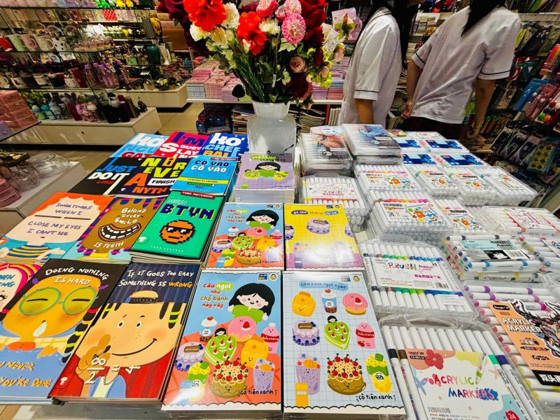 Không gian Nhà Sách Phương Nam tại quận 10, nơi cung cấp hàng chục ngàn đầu sách, văn phòng phẩm và quà lưu niệm.