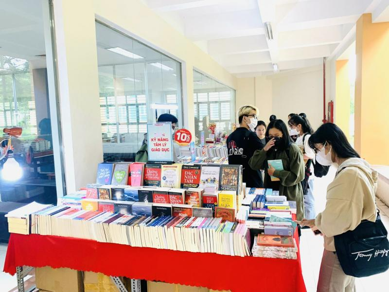 Nhà Sách Linh Trung – địa chỉ quen thuộc của sinh viên, là nhà sách uy tín Thủ Đức chuyên sách chuyên ngành.