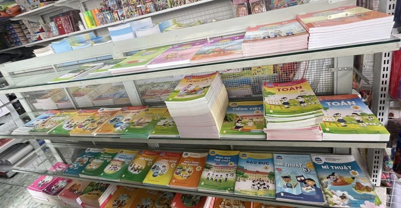 Sách giáo khoa và tài liệu học tập tại Nhà Sách Lê Văn Khương, điểm đến uy tín cho học sinh Gò Vấp.
