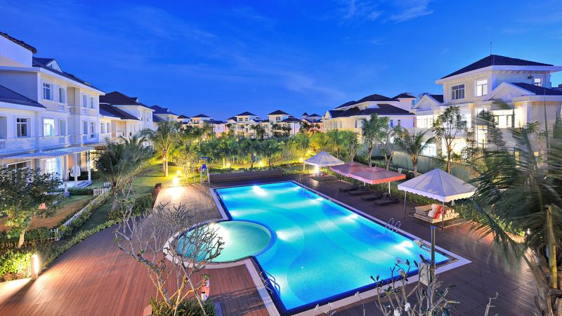 Resort & Villa chất lượng Chateau Villa Quận 7 với kiến trúc cổ điển, hồ bơi ngoài trời và vườn hoa lãng mạn.