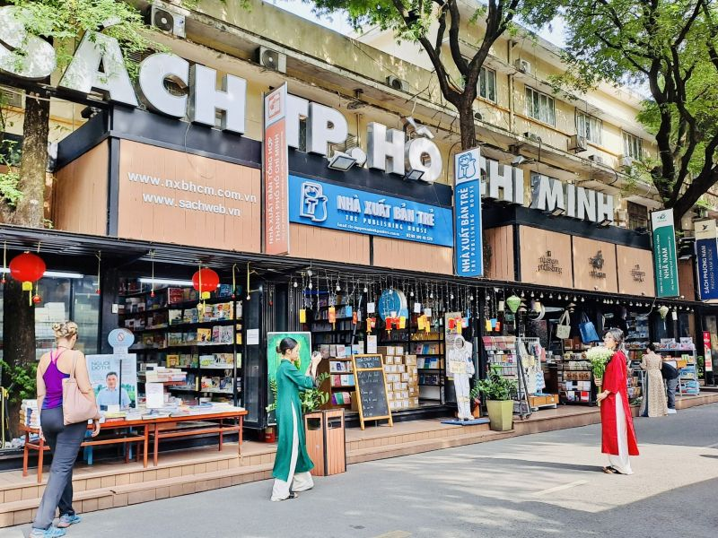 Không gian Đường Sách Nguyễn Văn Bình với nhiều gian hàng trưng bày sách ngoại văn đa ngôn ngữ.