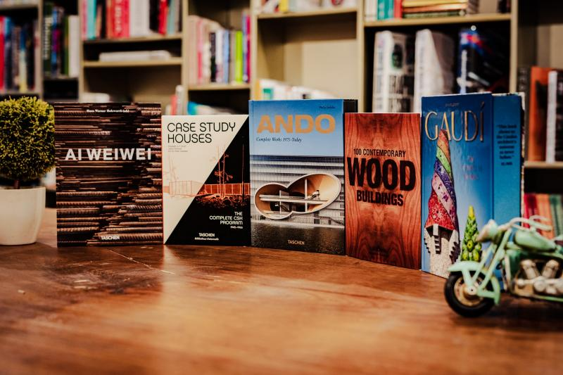 Không gian nhà sách Artbook tại TP.HCM với nhiều ấn phẩm nghệ thuật và sách ngoại văn.