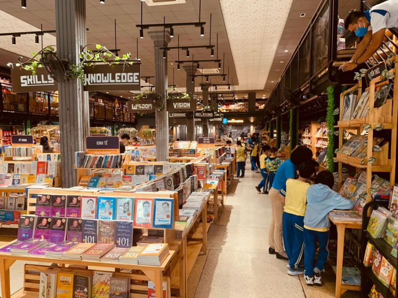 Giao diện và không gian Nhà Sách E.Book tại TP.HCM, nơi chuyên cung cấp sách ngoại văn.