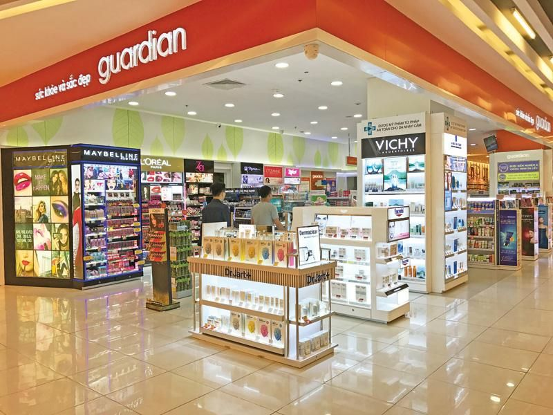 Không gian cửa hàng Guardian với đa dạng sản phẩm chăm sóc sắc đẹp phù hợp quà tặng 20/10.