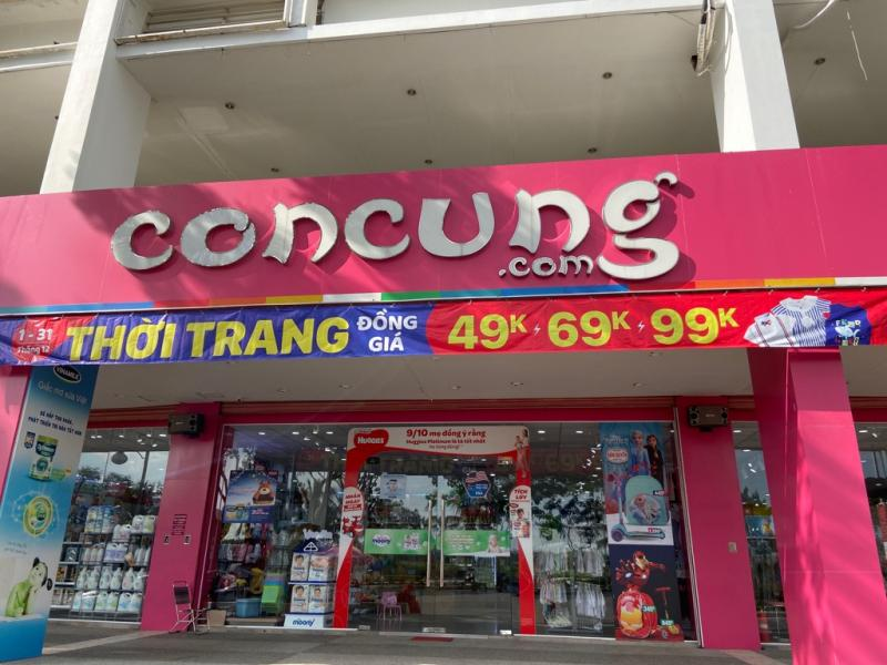 Không gian Siêu Thị Con Cưng Quận 7, shop mẹ và bé nổi tiếng với đa dạng đồ sơ sinh, sữa, tã và quần áo.