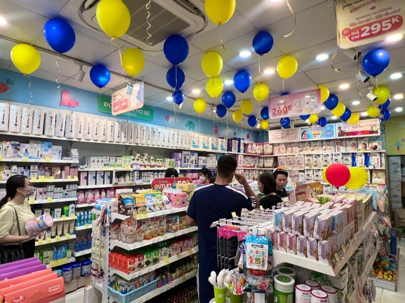 Không gian Kids Plaza Quận 7, shop mẹ và bé trưng bày nhiều sản phẩm từ đồ sơ sinh đến thiết bị chăm sóc sức khỏe.
