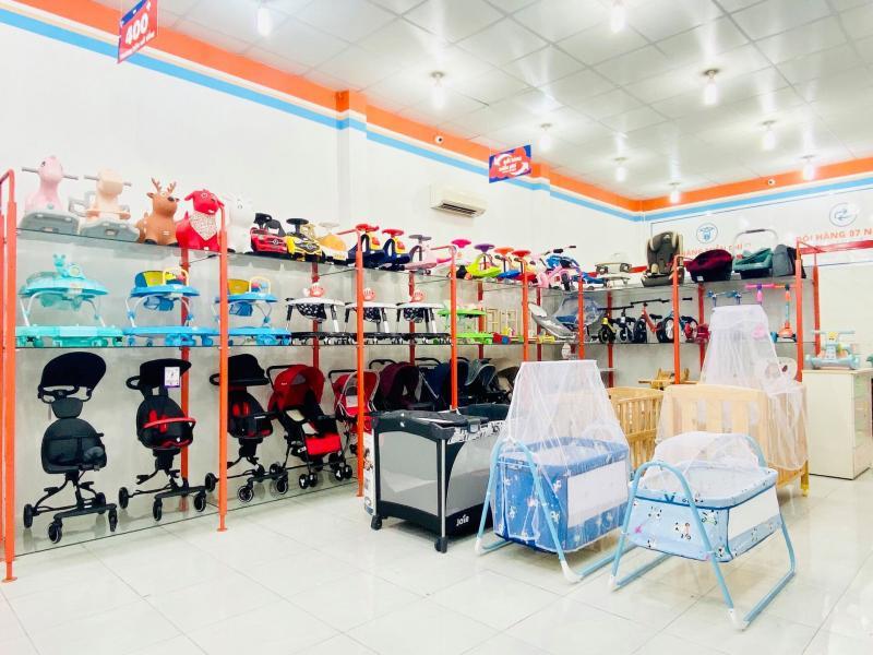 Không gian Shop Trẻ Thơ Quận 7, shop mẹ và bé với đầy đủ đồ dùng, quần áo, đồ chơi cho trẻ nhỏ.