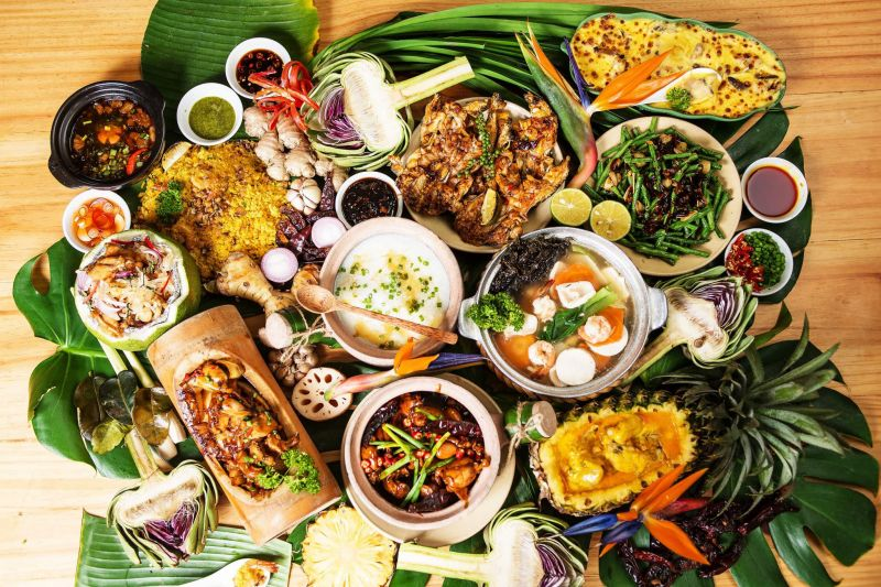 Nhà hàng Singapore Ếch Xanh nổi bật với món ếch rang me, lẩu ếch và các món ăn cay nồng.