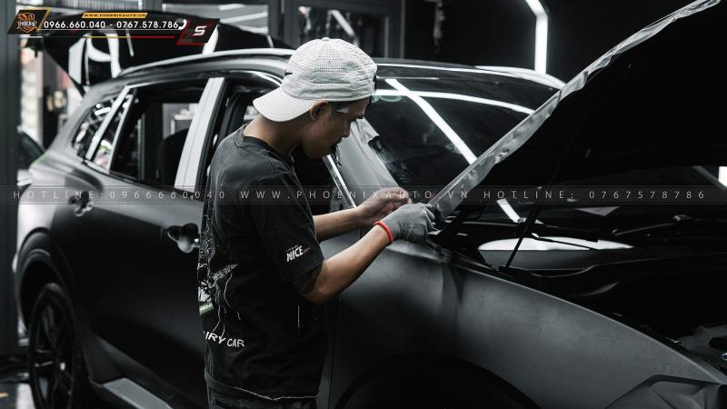 Hình ảnh wrap đổi màu xe hơi tại Decal Hoàng Kim với phong cách sáng tạo.