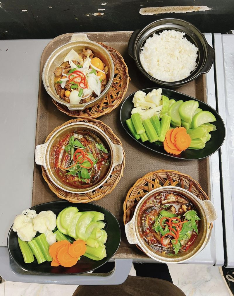 Không gian hiện đại tại nhà hàng Singapore MelyFood, phục vụ cơm niêu và combo gia đình.