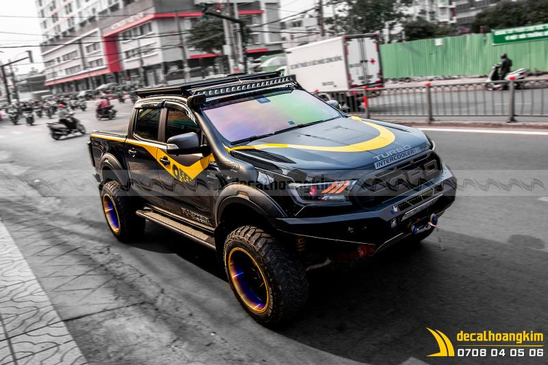 Xe hơi được wrap đổi màu tại CCMFast với quy trình dán decal chuyên nghiệp.