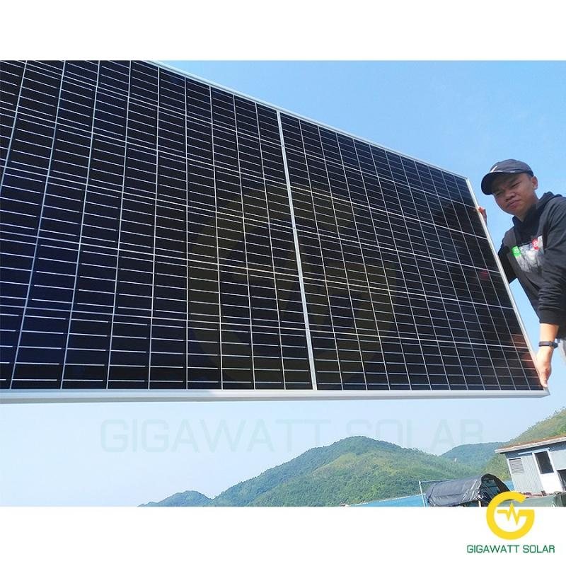 Lắp đặt pin năng lượng mặt trời cho mái nhà hộ gia đình tại Điện Mặt Trời Gigawatt.