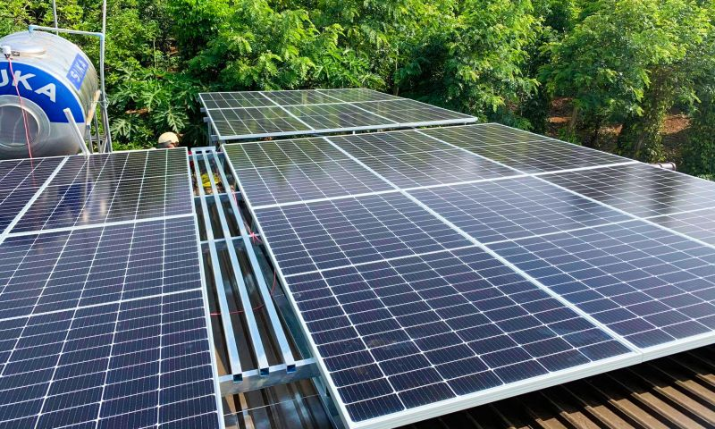 Pin năng lượng mặt trời trong hệ thống điện mặt trời của Mạnh Cường Group.