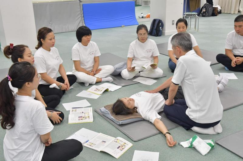 Nhân viên Ngọc Anh Spa thực hiện massage thư giãn cho khách hàng. 