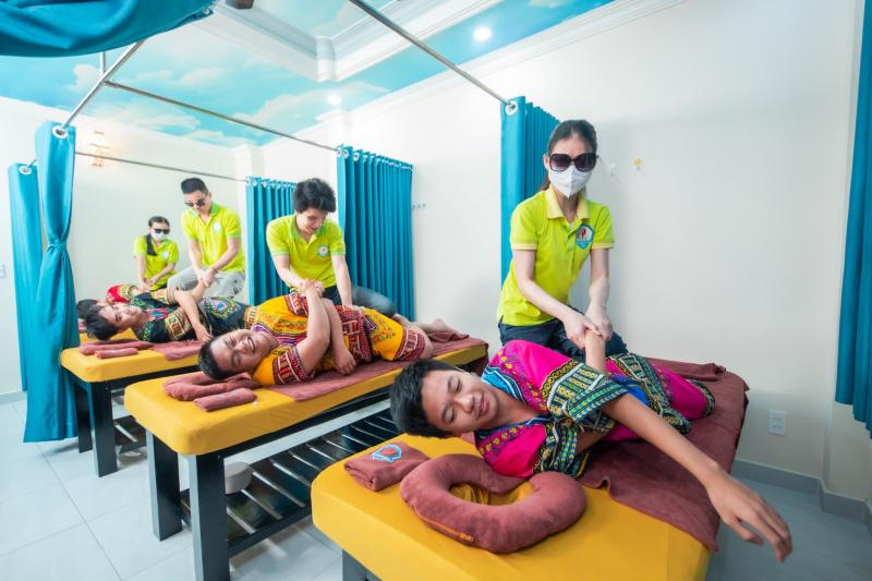 Liệu trình massage thư giãn do nhân viên khiếm thị thực hiện tại Tâm Đắc.