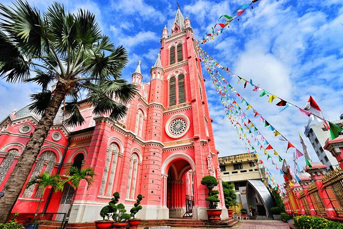 Nhà thờ Tân Định, thánh đường đẹp dịp Giáng sinh nổi bật với màu hồng đặc trưng giữa thành phố.