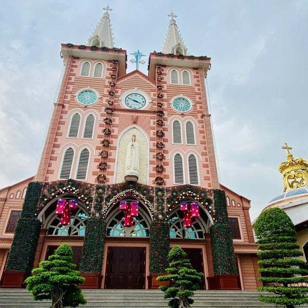 Nhà thờ Fatima Bình Triệu, thánh đường đẹp dịp Giáng sinh nổi bật với không gian trang nghiêm.