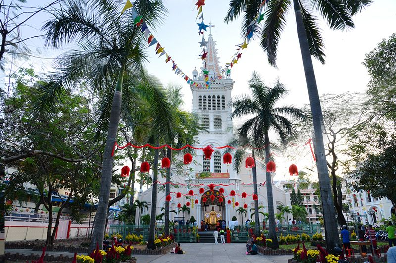 Nhà thờ Chợ Quán, thánh đường đẹp dịp Giáng sinh mang nét cổ kính kết hợp lễ hội hiện đại.
