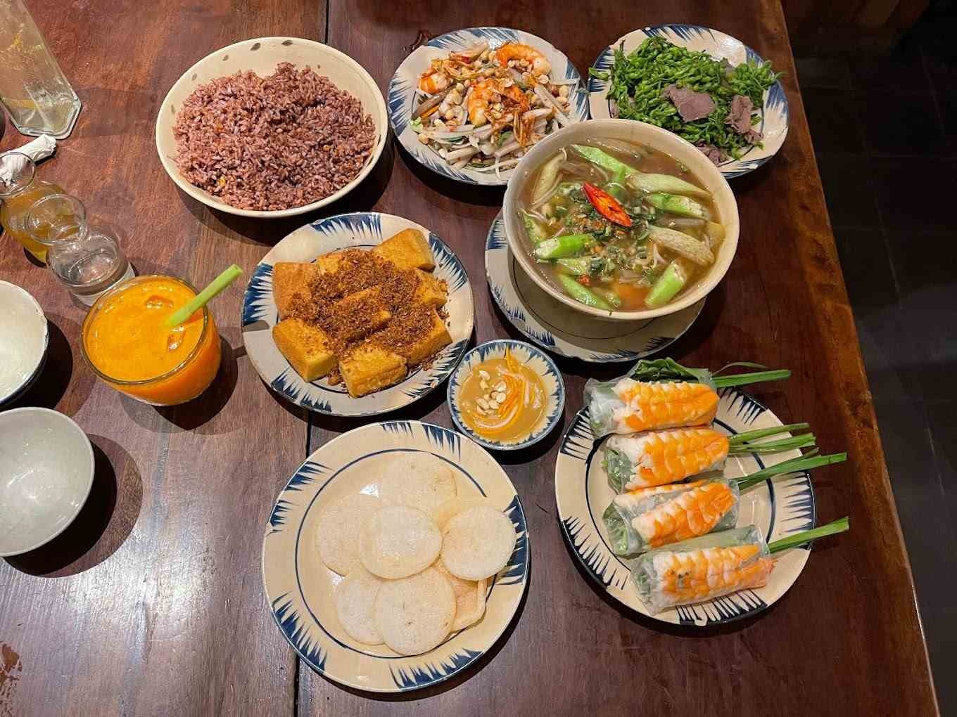 mâm cơm Việt truyền thống